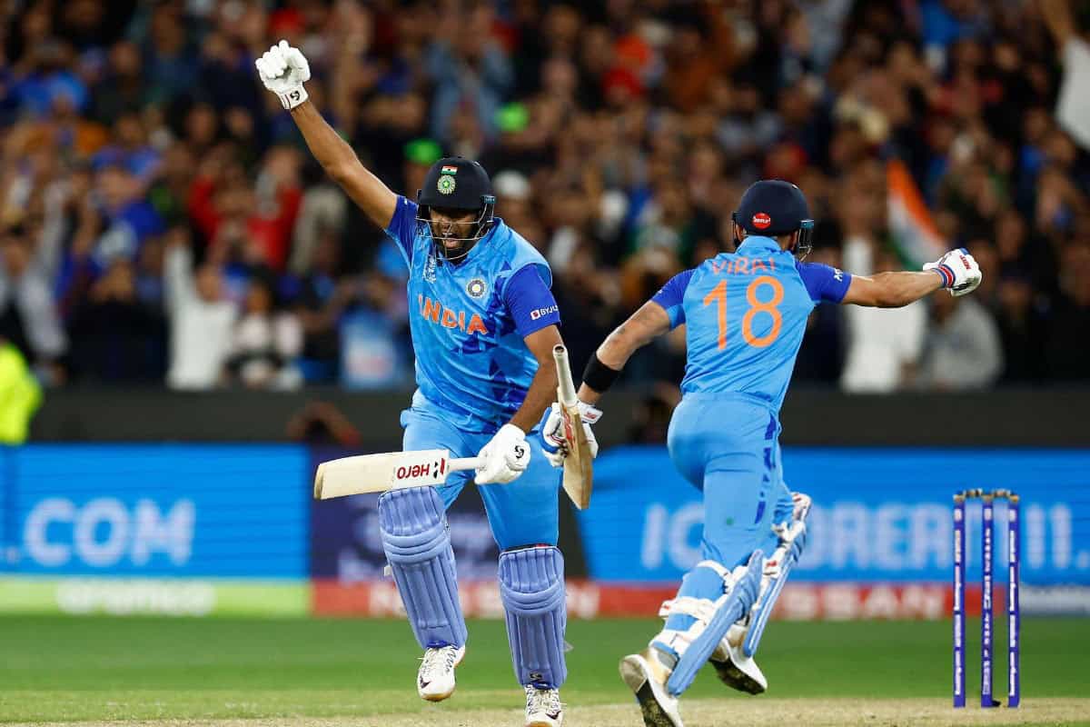 R Ashwin celebrates the match winning runs with Virat Kohli during India vs Pakistan Match in T20 World Cup 2022